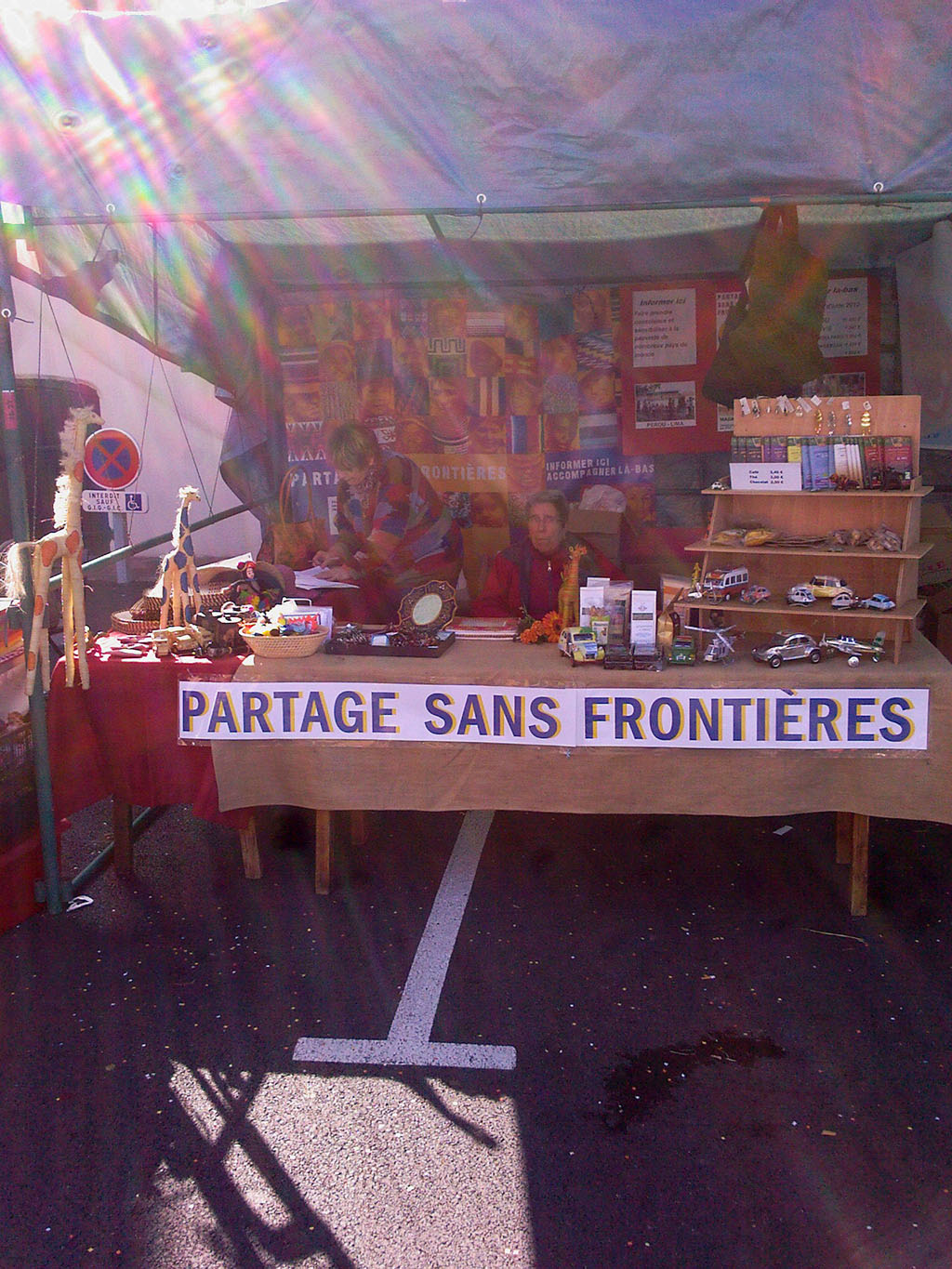 Le stand de Partage sans Frontières à Saint-Martin la Plaine le 01/06/2013