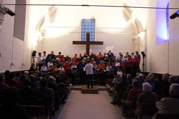 C o n c e r t   d e   l a   c h o r a l e   d e   S o y o n s   a u   p r o f i t   d e   P a r t a g e   s a n s   F r o n t i � r e s   l e   2 4   m a i   2 0 1 3   , 