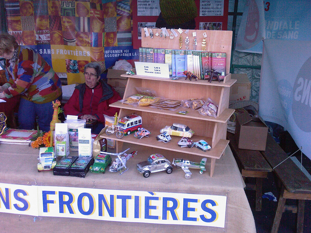 Le stand de Partage sans Frontières à Saint-Martin la Plaine le 01/06/2013