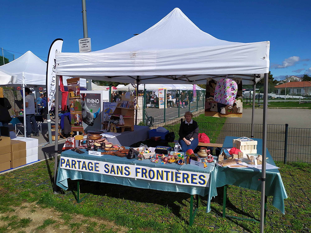 Stand de Partage sans Frontières au marché des créateurs