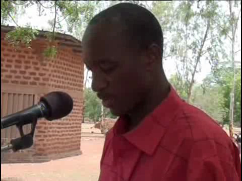 Jérémie Kadéba lors de l'inauguration de la bibliothèque en mai 2010 à Soukuy