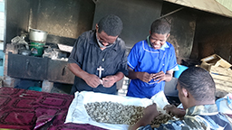 Atelier de fabrication de craies à Morondava à madagascar